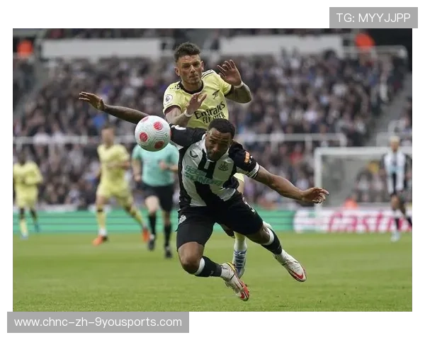 纽卡斯尔威尔逊背身护球强挤对手后侧身射门——现代足球的技术魅力